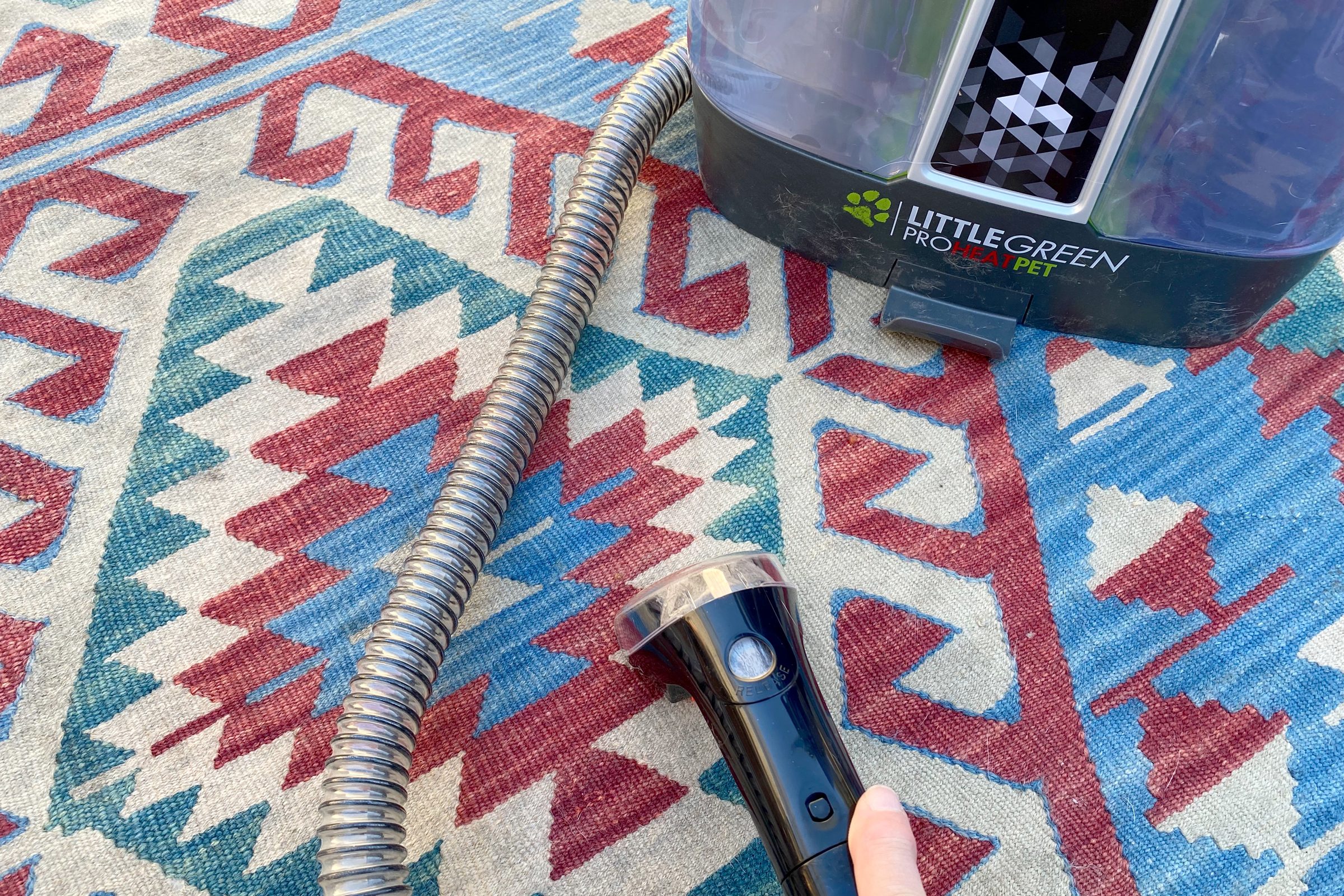 cleaning carpet with bissell pet carpet cleaner