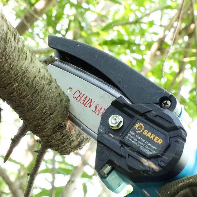 Here’s Why the Saker Mini Chainsaw Is the Best Portable Chainsaw