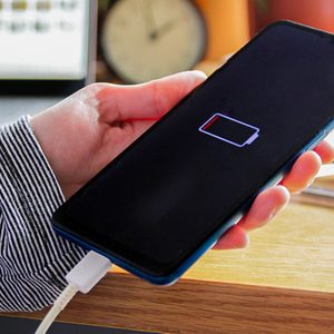 7 Reasons Your Phone Isn't Charging Gettyimages 2063243284